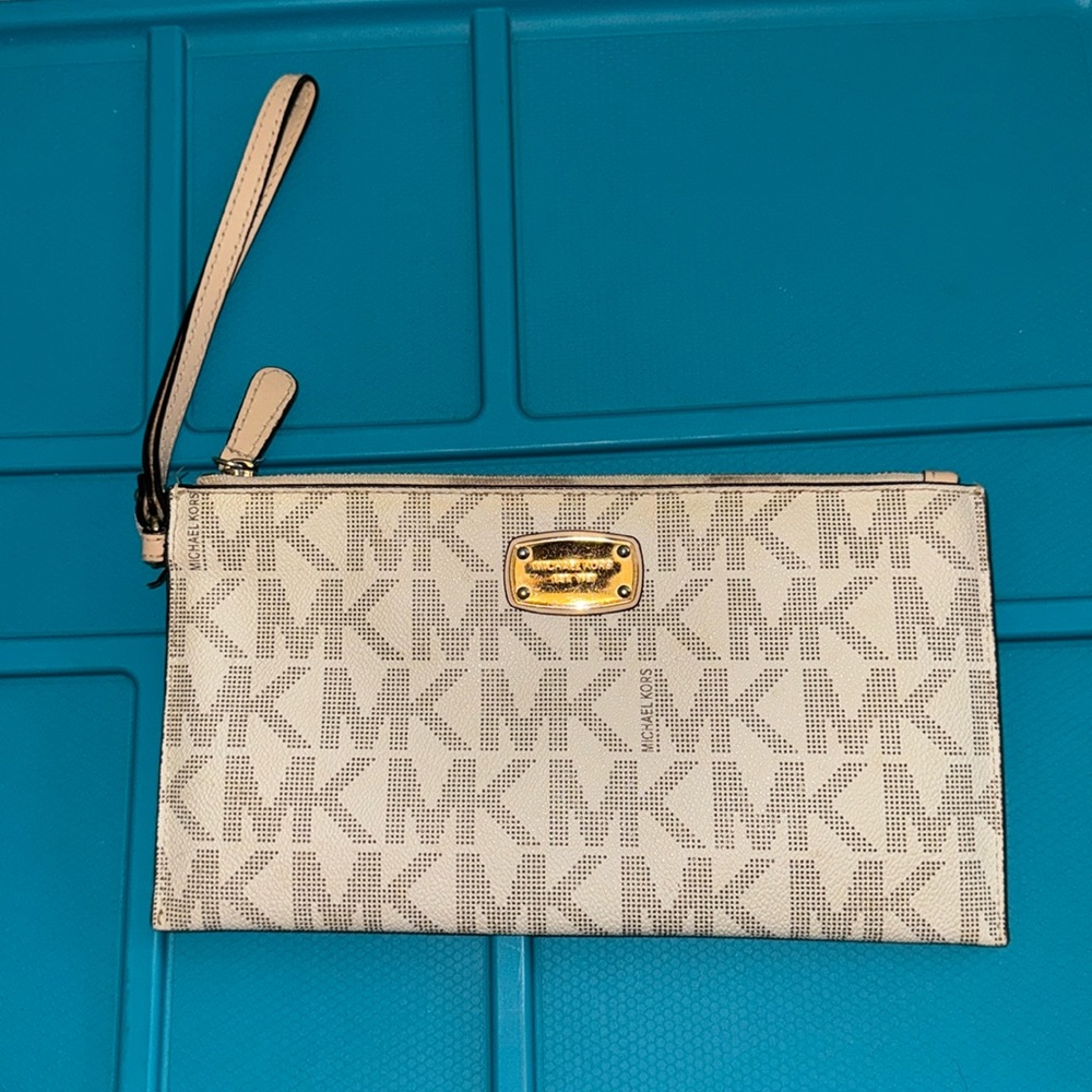 Michael Kors Wristlet- Large- excellent condition